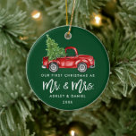 Brush Script Erste Weihnachtszeit Vintag Truck Gre Keramik Ornament<br><div class="desc">Modern Brush Script Unsere ersten Weihnachten als Mr. und Mrs. - Aquarellfarbener Vintager roter Lkw-Ornament - Grün</div>