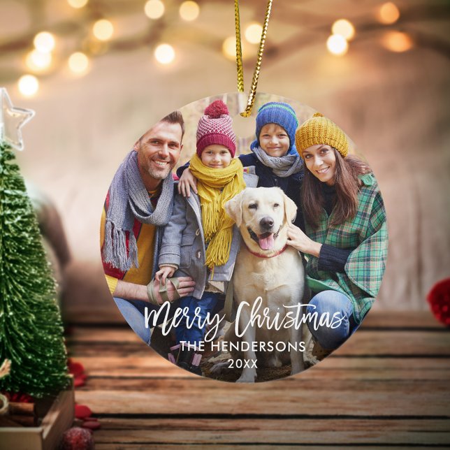 Brush Script Frohe Weihnachts-Foto Red Back Keramik Ornament (Customize to change your personalized text size or text style.)