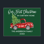 Brush Script Green First Christmas New Zuhause Tru Postkarte<br><div class="desc">Modernes Pinselskript Unsere erste Weihnachtsfeier in unserer Ankündigung zur Neuen Zuhause Holiday Moving Postcard beinhaltet Watercolor Vintag Red Truck mit Weihnachtsbaum - Forest Green</div>
