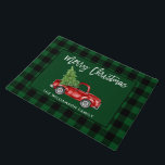Brush Script Green Kariert Christmas Vintag Truck Fußmatte<br><div class="desc">Pinselschrift Green Kariert Watercolor Vintag Red Truck mit Weihnachtsbaum - Familienname Doormat</div>