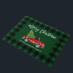 Brush Script Green Kariert Christmas Vintag Truck Fußmatte<br><div class="desc">Pinselschrift Green Kariert Watercolor Vintag Red Truck mit Weihnachtsbaum - Familienname Doormat</div>