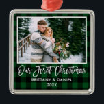 Brush Script Green Kariert Couple First Christmas Ornament Aus Metall<br><div class="desc">Moderne Pinselschrift,  rustikales Grün Kariert Unser erstes Weihnachtslied Foto Ornament</div>