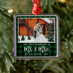 Brush Script Green Kariert First Christmas Mrs. Ornament Aus Metall<br><div class="desc">Moderne Pinselschrift,  Rustikales Grün Kariert Unsere ersten Weihnachten als Mr. und Mrs. Wedding Foto Ornament</div>