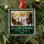 Brush Script Green Kariert Wedding First Christmas Ornament Aus Metall<br><div class="desc">Moderne Pinselschrift,  rustikales Grün Kariert Unser erstes Weihnachtsgeschenk Foto Ornament</div>