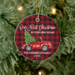 Brush Script Kariert First Christmas New Zuhause T Keramik Ornament<br><div class="desc">Modern Brush Script Unsere ersten Weihnachten in unserem New Zuhause Ornament beinhaltet Watercolor Vintag Red Truck mit Weihnachtsbaum. Red Buffalo Kariert.</div>