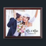 Brush Script Mr. und Mrs. Wedding Foto Plaque Awardplakette<br><div class="desc">Modern Brush Script Mr. and Mrs Wedding Foto Plaque</div>