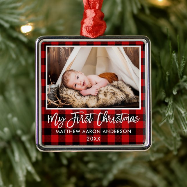 Brush Script Red Kariert Baby First Christmas Ornament Aus Metall (Baum)