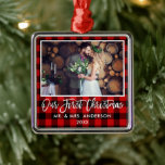 Brush Script Red Kariert Wedding First Christmas Ornament Aus Metall<br><div class="desc">Moderne Pinselschrift,  rustikales Rot Kariert Unser erstes Weihnachtsgeschenk Foto Ornament</div>
