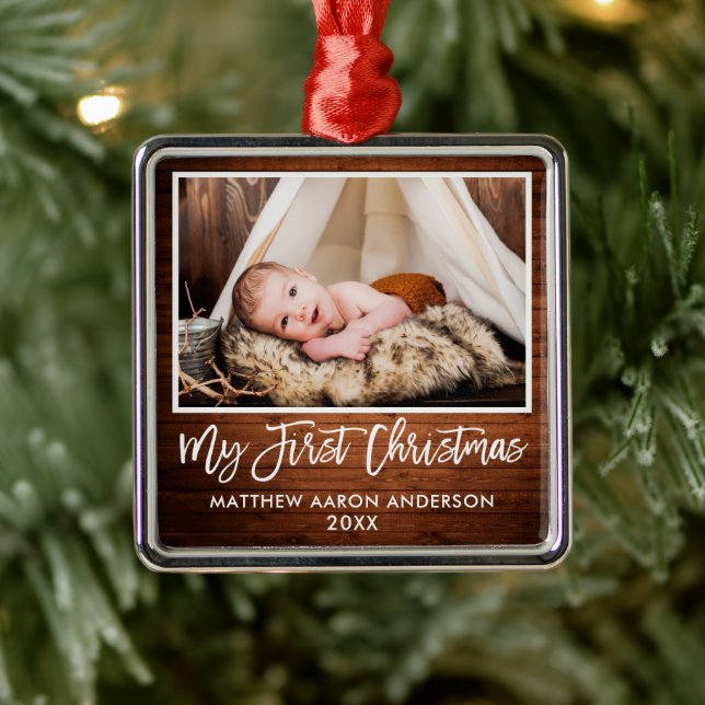 Brush Script Rustic Wood Baby First Christmas Ornament Aus Metall (Baum)