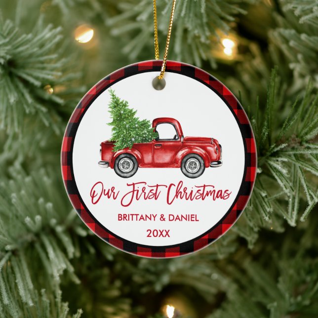 Brush Script Truck Erster Weihnachtsrot Kariert Keramik Ornament (Baum)