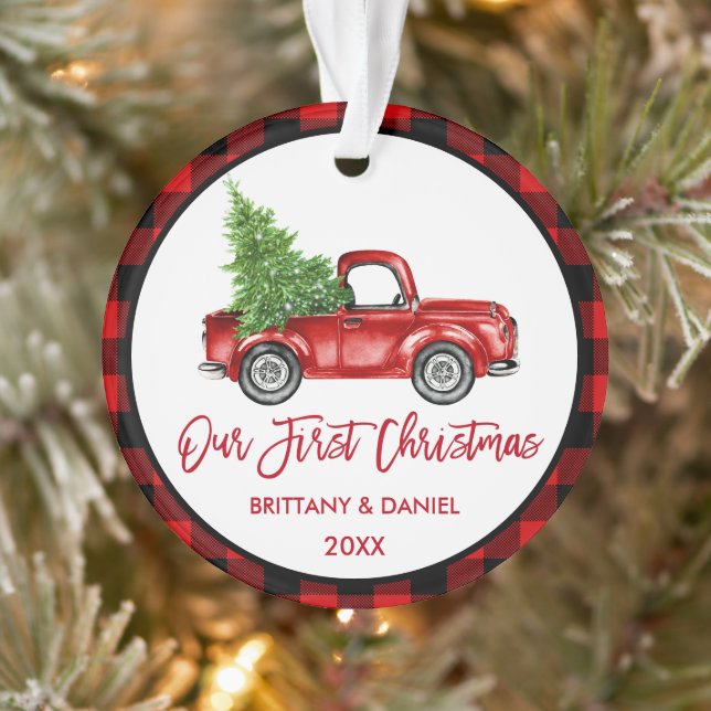Brush Script Truck Erster Weihnachtsrot Kariert Ornament (Baum)