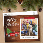 Brush Script Truck Instant Foto Weihnachtsband Postkarte<br><div class="desc">Modernes Pinselskript,  Vintager Wasserfarbenroter LKW mit Weihnachtsbaum,  Sofortkamera-Stil Foto Frohe Weihnachtspostkarte - Rustikales Holz und Kariertes Rotes Floß Tape</div>