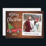 Brush Script Truck Wood Instant Foto Weihnachten<br><div class="desc">Modernes Pinselskript,  Vintager Wasserfarbener Truck mit Weihnachtsbaum,  Sofortkamera Foto Frohe Weihnachtskarte - Rustikales Holz</div>
