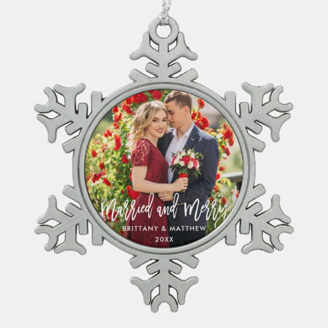 Brush Script Verheiratet und Merry Foto Wedding Schneeflocken Zinn-Ornament (Vorderseite)