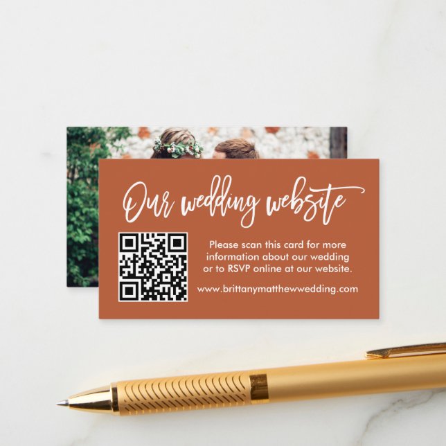 Brush Script Wedding Website QR Foto Terracotta Begleitkarte (Vorderseite/Rückseite Beispiel)