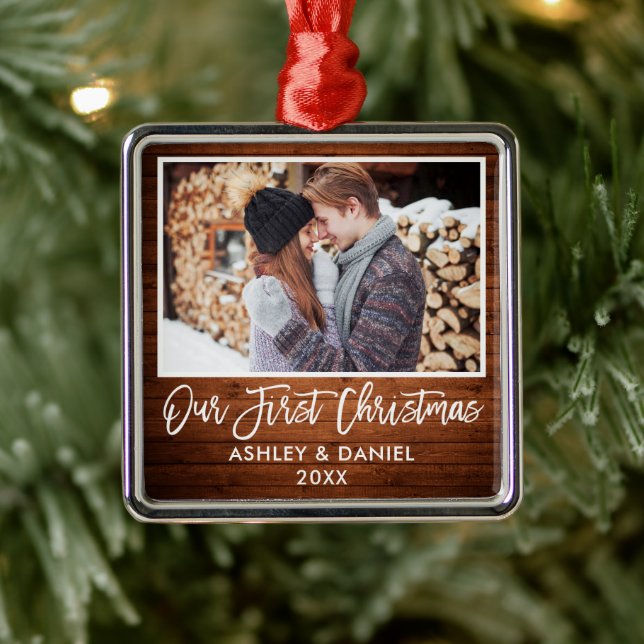 Brush Script Wood Couple Unsere ersten Weihnachten Ornament Aus Metall (Baum)