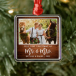 Brush Script Wood Erste Weihnachtszeit Mr. und Mrs Ornament Aus Metall<br><div class="desc">Moderne Pinselschrift,  rustikales Holz Unsere ersten Weihnachten als Mr. und Mrs. Wedding Foto Ornament</div>