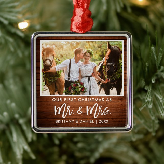 Brush Script Wood Erste Weihnachtszeit Mr. und Mrs Ornament Aus Metall (Baum)