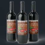 Brush Script Wood Snow 1. Weihnachtsgeschenk Zuhau Weinetikett<br><div class="desc">Modern Brush Script Unser erstes Weihnachtsfest in unserem neuen Zuhause Holiday Wine Bottle Label beinhaltet Watercolor Vintag Red Truck mit Weihnachtsbaum - Rustikales Landholz und Schneeberg.</div>