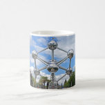 Brüssel. Atomium. Kaffeetasse<br><div class="desc">Brüssel. Atomium. Reise. Europa. Belgien. Brüssel ist die Hauptstadt von Belgien und von Brüssel-Hauptstadtsregion. Der Name der Stadt kommt vom alten Holländerwörter bruoc "Sumpf" und vom sella "Regelung" und bedeutet buchstäblich "ein Dorf auf einem Sumpf". Entsprechend Legende wurde Brüssel im Jahrhundert VI vom Heiligen Gagerik gegründet (oder Heilig-Jerry). Jedoch wird...</div>