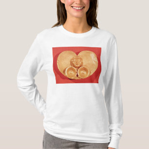 Brust mit tragenden Ohrringen eines menschlichen T-Shirt