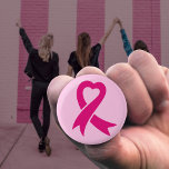Brustkrebs-Bewusstseinsband Button<br><div class="desc">Das rosa Band ist zum universellen Symbol für Brustkrebs geworden, indem sie das Bewusstsein schärft, die Unterstützung leistet und Frauen solidarisch zusammenbringt.</div>