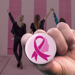 Brustkrebs-Bewusstseinsband Button<br><div class="desc">Das rosa Band ist zum universellen Symbol für Brustkrebs geworden, indem sie das Bewusstsein schärft, die Unterstützung leistet und Frauen solidarisch zusammenbringt.</div>