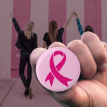 Brustkrebs-Bewusstseinsband Button<br><div class="desc">Das rosa Band ist zum universellen Symbol für Brustkrebs geworden, indem sie das Bewusstsein schärft, die Unterstützung leistet und Frauen solidarisch zusammenbringt.</div>