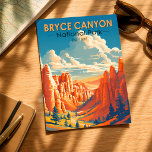 Bryce Canyon Nationalpark Travel Art Vintag Postkarte<br><div class="desc">Bryce Canyon Vektorgrafik Design. Der Park ist ein weitläufiges Reservat im Süden Utah,  bekannt für die krummfarbenen Hoodoos,  die aus spitzenförmigen Felsformationen bestehen.</div>