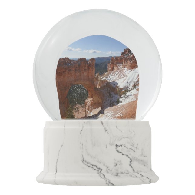 Bryce Canyon Natural Bridge Snowy Landscape Foto Schneekugel (Vorderseite)