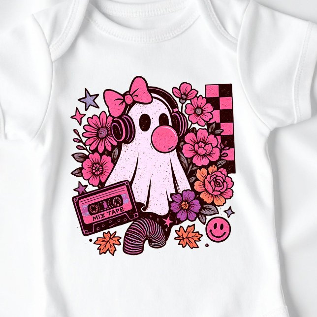 Bubblegum ästhetisches Retro Ghost Girl Halloween Baby Strampler (This ghost girl design mixes 90s aesthetic nostalgia with playful Halloween charm.)