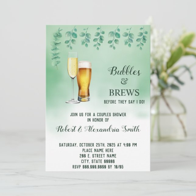 Bubbles & Brews Paare Polterabend Eukalyptus Einladung (Stehend Vorderseite)