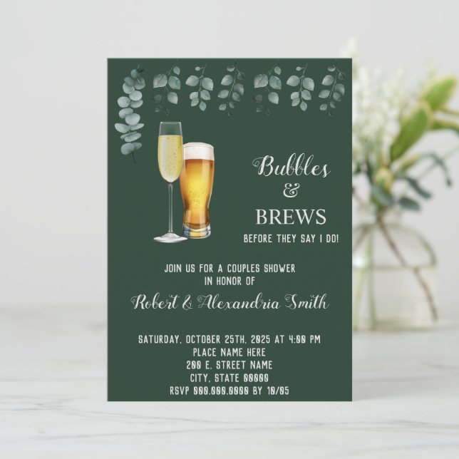 Bubbles & Brews Paare Polterabend Eukalyptus Einladung (Stehend Vorderseite)