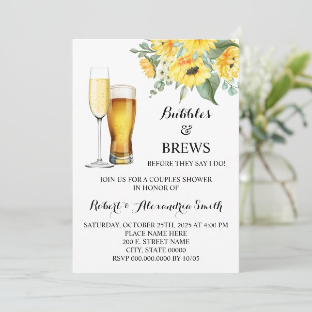 Bubbles & Brews Paare Polterabend Sonnenblumen  Einladung (Stehend Vorderseite)