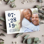 Bubbly Date | Foto Save the Date Karte<br><div class="desc">Chic Foto speichern Sie die Dattelkarten mit Ihrem bevorzugten horizontalen oder landschaftsorientierten Verlobung Foto mit einem weißen Farbverlauf auf der links Seite, zeigt Ihr Hochzeitstag in klassischem Marineblau mit einer einzigartigen ungleichen Ausrichtung für ein modernes Aussehen. Personalisieren Sie mit Ihren Namen, "Save the Date" und dem Hochzeitsort unten. Die Karten...</div>