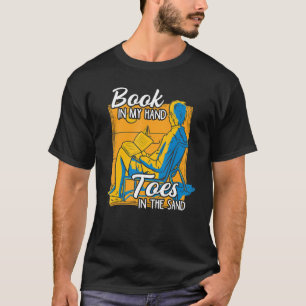 Buch in der Hand Zehen in der Sand-Urlaub lesen T-Shirt