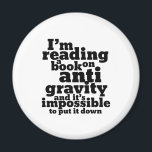 Buch über Anti Gravity Funny Science Geek Puns Magnet<br><div class="desc">Ich lese ein Buch über die Schwerkraft und es ist unmöglich,  es niederzuschlagen. Funny science lässt sich für diejenigen entwerfen,  die Liebe haben,  Naturwissenschaften zu studieren. Coole und humorvolle Zitatartikel für Unis,  die Physik studieren. Ideal für Wissenschaftler und Physiker. Großartiges Weihnachtsgeschenk und Geburtstagsgeschenk für Familie und Freunde.</div>