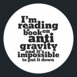 Buch über Anti Gravity Funny Science Geek Puns Runder Aufkleber<br><div class="desc">Ich lese ein Buch über die Schwerkraft und es ist unmöglich,  es niederzuschlagen. Funny science lässt sich für diejenigen entwerfen,  die Liebe haben,  Naturwissenschaften zu studieren. Coole und humorvolle Zitatartikel für Unis,  die Physik studieren. Ideal für Wissenschaftler und Physiker. Großartiges Weihnachtsgeschenk und Geburtstagsgeschenk für Familie und Freunde.</div>