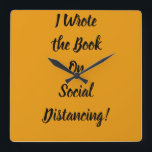 Buch über soziale Distanz Quadratische Wanduhr<br><div class="desc">Sarcastischer Slogan über soziale Distanz und Quarantäne Bekleidung. Für ein paar lustige Sarkasmus oder lustige Wohngestaltungen bringen Sie das hier ins nächste Party</div>