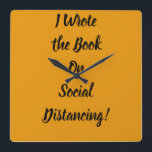 Buch über soziale Distanz Quadratische Wanduhr<br><div class="desc">Sarcastischer Slogan über soziale Distanz und Quarantäne Bekleidung. Für ein paar lustige Sarkasmus oder lustige Wohngestaltungen bringen Sie das hier ins nächste Party</div>