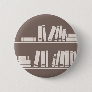 Bücher auf dem Regal für das Ablesen des Button