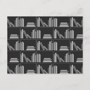 Bücher auf dem Schelf. Grau, Schwarz und Weiß. Postkarte