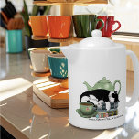 Bücher Cat Tee Niedlich<br><div class="desc">Eine niedliche schwarz-weiße Katze, die auf einem Haufen Bücher mit grüner Teekanne und einer Tasse Tee schläft.</div>