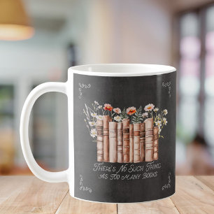 Bücher mit Blumen und Zitat auf schwarzer Tafel Kaffeetasse