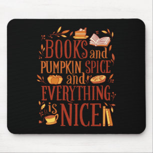 Bücher und Kürbisgewürze und alles niedliche f Mousepad