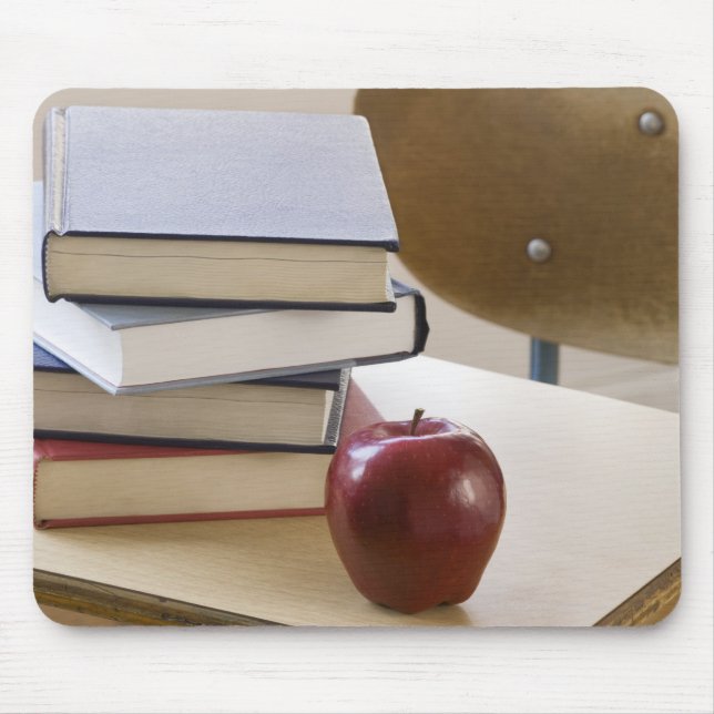 Bücherstapel, Apfel und Schulschreibtisch Mousepad (Vorne)
