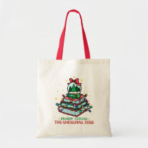Bücherwurm liest rund um den Weihnachtsbaum