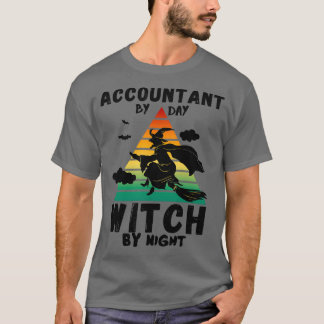 Buchhalter bei Tag Hexe bei Nacht lustig halloween T-Shirt