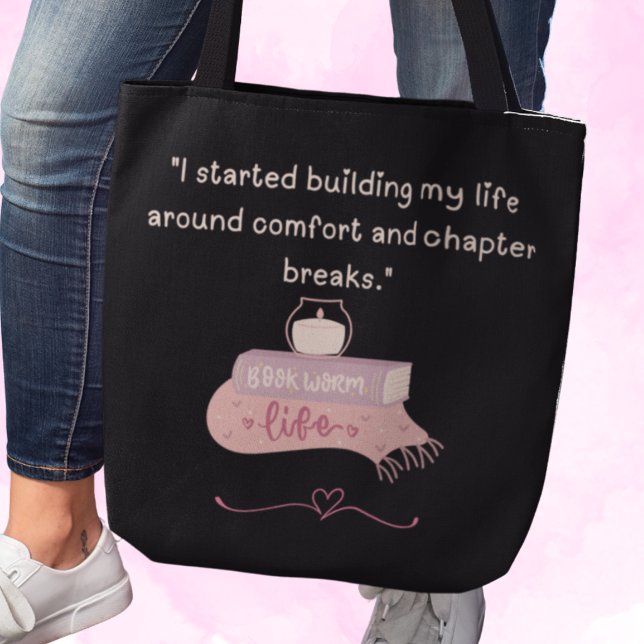 Buchliebhaber-Geschenk Tasche ("I started building my life around comfort and chapter breaks" tote bag)