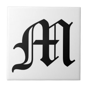 Buchstabe M: Alter englischer Text auf weißem Hint Fliese